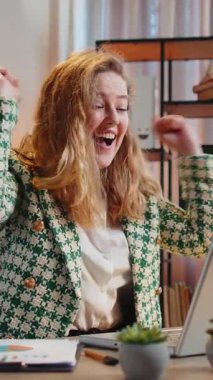 Başarı, galibiyet, gol başarısı, iyi haber, ev işlerinde piyango talihi kutlayan dizüstü bilgisayarlı iş kadınına para yağmuru yağıyor. Kariyer büyür. Serbest çalışan kız para öpücüğü veriyor..