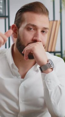 Hoşlanmamak. Merkez ofisteki dizüstü bilgisayarda çalışan Orta Doğulu işadamı hoşnutsuzluğunu, memnuniyetsizliğini ve kötü işini ifade eden işaret hareketini reddetti. Hoşnutsuz ciddi adam