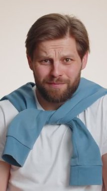 - Ne? - Neden? Öfkeli bir ifadeyle el kaldıran samimi, asabi, beyaz bir adam, belayla siniri bozan bir şekilde başarısızlığa uğrama nedenini soruyor. Bej duvar arka planında kafası karışmış yakışıklı bir çocuk.