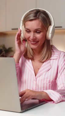 Akşamları evde yetişkin bir kadın dizüstü bilgisayarda kulaklıkla düzenleme yapıyor. Müzik dinleyerek başını sallıyor. Akşamları masadaki beyaz kadın çekleri uygular. Değişiklikleri uygular. Dosyanın ritmini sabit tutar.