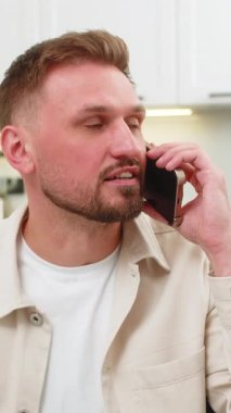 Evde arkadaşlarıyla akıllı telefondan konuşan genç adam tercihleri açıklıyor ve konuşurken el sıkışıyor. Kanepede oturan beyaz adam gülümsüyor ve el sallıyor. Sakinlikten sonra elveda diyor. Sıcak bir ton ve sabit bir ruh hali..