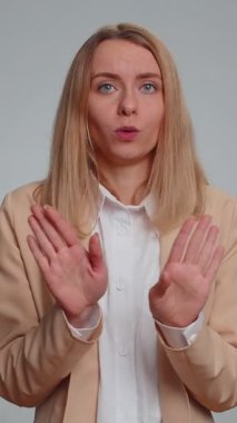 Suçlu değilim, benim hatam değil. Genç iş kadınının portresi kendini gösteriyor. 