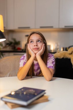 Gece evde genç bir kız elleri üzerinde dinleniyor. Gülümsüyor. Geleceğin sakin havasını hayal ediyor. Akşamları masada oturan beyaz çocuk dilekleri düşünüyor hedefleri düşünüyor ama hafifçe başını sallıyor..