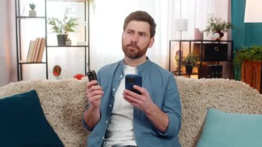 Evdeki genç adam akıllı telefondan haritayı kontrol ederken bir gezi planlıyordu, düşüncelere dalmıştı. Kafkasyalı adam koltukta oturuyor, arabanın anahtarlarını tutuyor, seyahat güzergahını dikkatlice düşünüyor.