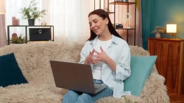 Evde genç bir kadın görüntülü arıyor. Üzücü haberler alıyor. Duygusal olarak hayal kırıklığına uğramış. Kafkasyalı üzgün kız kötü bir mesaja tepki veriyor, hayal kırıklığını ve olumsuz ruh halini dile getiriyor.