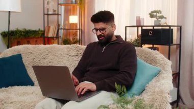 Evdeki Hintli adam dizüstü bilgisayarını öfkeyle kapatıyor, dalga üstüne el sallıyor ve internet sorunu işi kesiyor. Kanepedeki Arap adam dijital bağlantı arızasının yarattığı hayal kırıklığı ve hayal kırıklığıyla tepki veriyor.