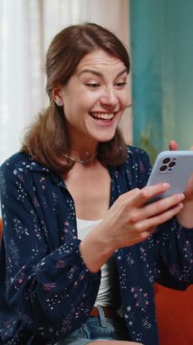 Şaşırmış bir kadın cep telefonu daktilo kullanarak 