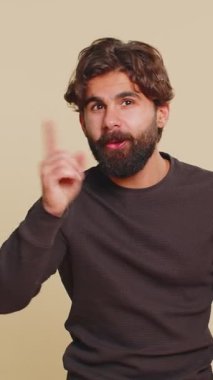 Lübnanlı adam parmağını sallar, hoşlanmaz ve 