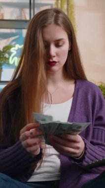 Planlama bütçesi. Zengin, mutlu bir kadın para sayıyor hesap makinesi kullanıyor, evdeki faturaları hesaplıyor. Gelirinden memnun bir kadının portresi. Kazanç, planlanmış tatil ve hediyeler için tasarruf sağlar.