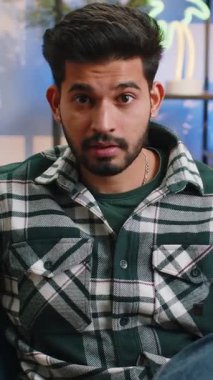 - Ne? - Neden? Hintli bir adam öfkeli bir ifadeyle el kaldırıyor ve mağlubiyet sebebini soruyor. Günümüz evindeki sorunlardan kuşkulandığını gösteriyor. Hindu çocuk oturma odasında kanepede oturuyor.