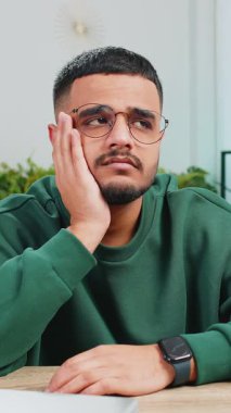 Sınıfta oturan üzgün Hintli adamın portresi hayat endişeleri ya da karşılıksız aşk üzerine düşünceli görünüyor, haksız bir durumdan muzdarip. Sorun, ayrılık, depresif, sinirli, bitkin