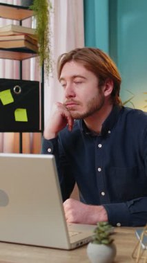 Düşünceli, Kafkasyalı iş adamı laptopta çalışıyor. Düşüncelerini başka yöne çeviriyor. Ofisteki sorunu çözüyor. İlham arayan ciddi bir serbest yazar, fikir yoksunluğu çekiyor..