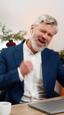 Ofisteki orta yaşlı işadamı, dizüstü bilgisayarla çalıştıktan sonra kulaklık takıp rock şarkıları söylüyor. Masadaki serbest çalışan adam kod yazıyor. Müzik enerjisinin keyfini çıkarıyor. Yüksek verimliliği arttırıyor.