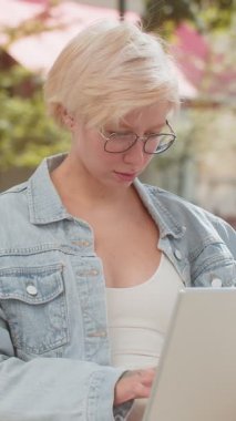 Şehir caddesinde serbest çalışan Avrupalı bir kadın bilgisayarını kapatıp internet üzerinden iş görüşmelerini bitiriyor, kameraya bakıyor. Kız not defteri kullanıyor, mesajlar gönderiyor, film izliyor..