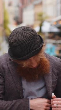 - Tamam. Mutlu, genç, sakallı bir adam kameraya bakıp onaylıyor. İyi bir jest yapıyor, olumlu bir işaret veriyor, iyi bir şey onaylıyor, zaferi kutluyor. Şehir caddesinde, açık havada yürüyen neşeli çocuk.