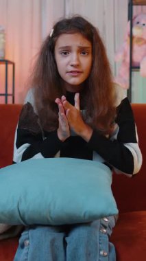 Mutlu ergenlik çağındaki kızlar bağırıyor, başarıyı kutluyor, kazanıyor, gol başarısı, iyi haber, el hareketleriyle yumruk kaldırıyor. Ben yaptım, evde piyango şansı. Genç bir çocuk, kanepedeki çocuk.