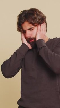 Duymak ve dinlemek istemiyorum. Sinirli sinirli Lübnanlı adam kulak tıkayarak hayır diyor, nahoş sesleri görmezden gelerek tavsiyelerden kaçınıyor. Hintli İspanyol adam bej arka planda yalnız.