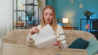 Beyaz bir kadın evinde oturmuş bir zarf açıyor, önemli mektuplar okuyor, neşeli ve heyecanlı hissediyor. Kız iyi haberi kutluyor, akademik test sonuçları ve davetiyeler alıyor, mutluluğu ifade ediyor