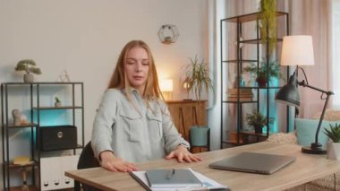 Kafkas işkadını serbest çalışan dizüstü bilgisayarı açar ve ofis masasında otururken proje üzerinde çalışır. Yetişkin bir kadın Netbook 'ta çalışıyor, mesajlar gönderiyor, online alışverişler yapıyor, film izliyor..