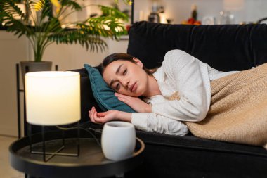 Geceleri eve gelen genç bir kadın yastık nefesinin üzerine düşer. Stresli gözler kapanır. Uyumak ister. Akşamları kanepede dinlenen beyaz kız sakin bir nefes alır uzun bir çalışmadan sonra yavaşça uykuya dalar..