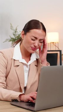 Ev ofisteki genç iş kadını şakaklarına sürtünüyor şiddetli baş ağrısı hissediyor ve dizüstü bilgisayarda çalışmayı durduruyor. Masadaki serbest çalışan kız, su içiyor, hap alıyor, kısa devre yapıyor, gözlerini kapatıyor ve devam ediyor.