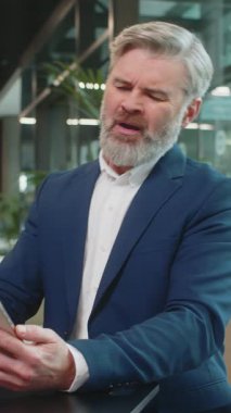 Takım elbiseli bir işadamı akıllı telefon daktilo ile arama yapıyor. Ani piyango sonuçlarını, kötü haberi, servet kaybı ofis lobisini kaybediyor. Koridorda cep telefonu olan üzgün bir girişimci..