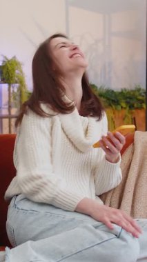 Mutlu kadın cep telefonu daktilosu kullanıyor ve 