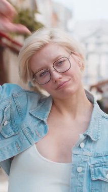 Hoşlanmamak. Kafkas asıllı genç bir kadın, işaret dilini gösteriyor hoşnutsuzluğunu dile getiriyor, tatminsiz kötü işler yapıyor, açık havada hata yapıyor. Şehir caddesinde sarı saçlı, hoşnutsuz bir bayan..