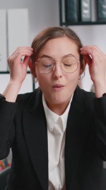 Kafkasyalı serbest çalışan kadın şaşırmış görünüyor. Vay canına. Ev işyerinde beyin patlaması jesti gösteriyorlar. Kafasına dokunan endişeli kadın, patlama gösteriyor.