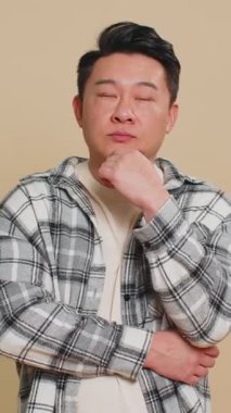 - İyi fikir. Asyalı ilham verici bir adam, ağzı açık bir şekilde işaret ediyor, plan yapıyor, işe koyuluyor, Eureka jest problemi çözümü için ilham veriyor. Çinli adam bej renkli stüdyo arka planında izole edilmiş.