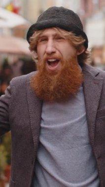 Ne diyecegimi bilmiyorum. Kafası karışmış genç sakallı bir adam belirsiz bir soru hakkında utanmış, kuşkuları var, hiçbir fikri yok, bilgisiz bir kararsız. Şehir caddesinde yürüyen kızıl saçlı çocuk.