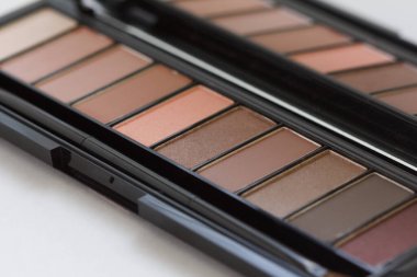 Beyaz arkaplanda izole edilmiş aynalı göz falı paleti.