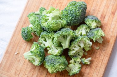 Tahta kesme tahtasındaki taze yeşil brokoli..