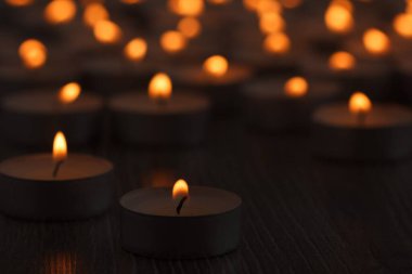 Mum arka planda yangın karanlık alev, yanma.