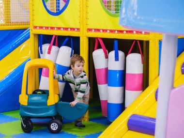 Oyun çocuk eğlence oyun bahçesi Mutlu çocukluk, açık hava.