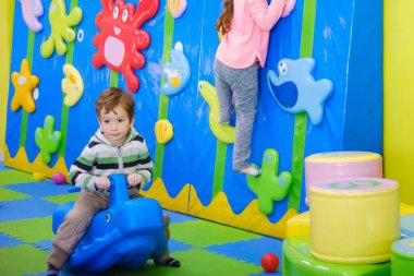 Oyun çocuk eğlence parkı Mutlu bir çocukluk, biraz kayma.