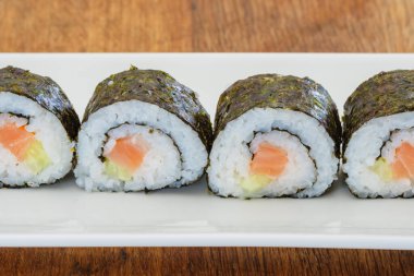 Makizushi beyaz tabakta.