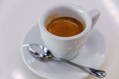 Beyaz arka planda beyaz kahve fincanı.