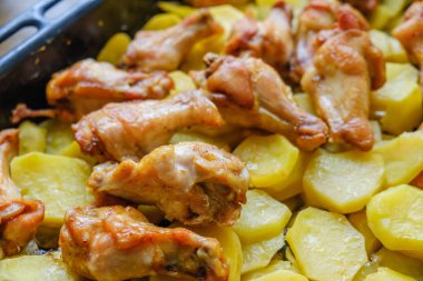 Tavada patatesli bufalo kanadı..