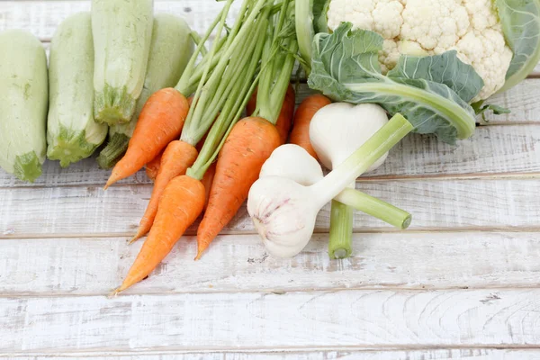 Frisches Gemüse Auf Holzboden Karotten Knoblauch — Stockfoto