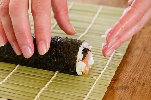 Sushi Talerzu Pałeczkami Czerwonym Bambusowym Podkładce — Zdjęcie stockowe