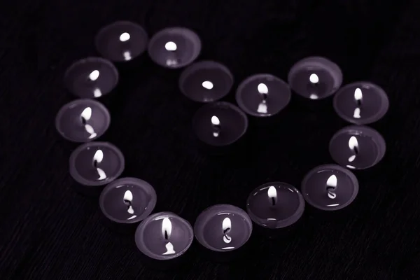 Mum Kalp siyah ve beyaz.