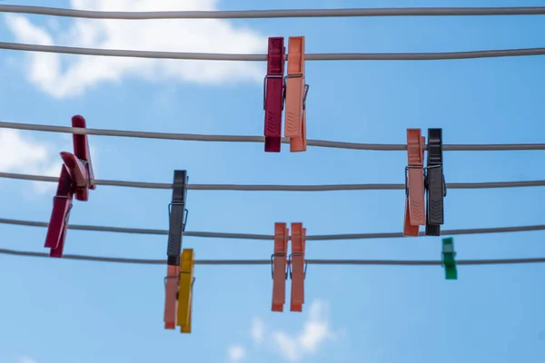 Espinhos Roupa Para Roupas Roupas Pendurados Contra Céu Azul Dia Imagens De Bancos De Imagens Sem Royalties