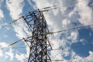 Mavi gökyüzüne karşı yüksek voltaj gücü.