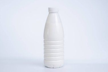 Süt şişesi, izole edilmiş yiyecek kutusu. sıvı dikey