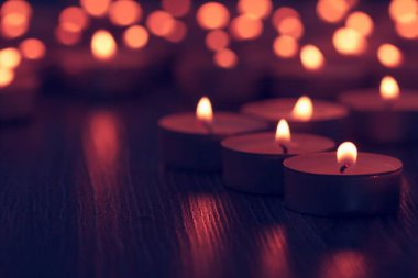 Mum arkaplan ateşi koyu alev, mum ışığı sarı.