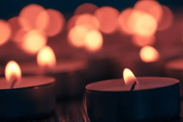 mum arka plan ateş karanlık alev, parlak din.