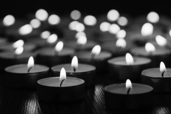 mum arka plan ateşi koyu alev, parlak yanma.