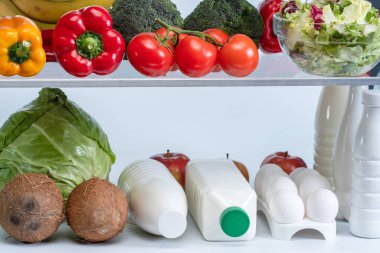 Buzdolabı, dondurulmuş yemek, domates..