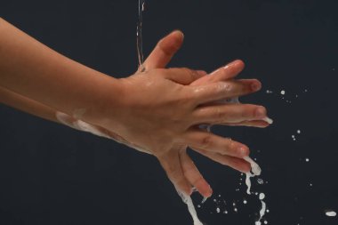 El temizliği, sabun çocuk. küçük insanlar